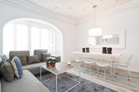 Apartamento Clásico SV07 | Living area | Flat-screen TV