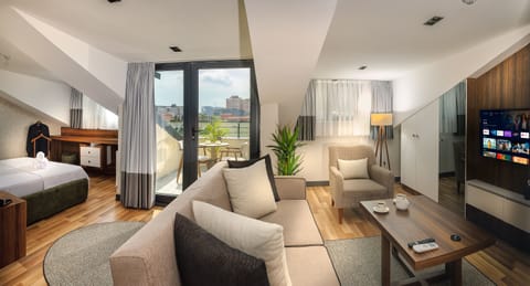 Luxury Penthouse | Minibar, blackout drapes, soundproofing, free WiFi