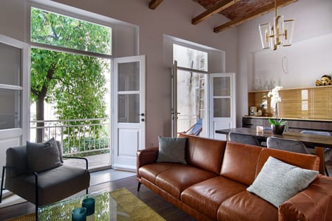Premium Studio Suite | Living area | TV
