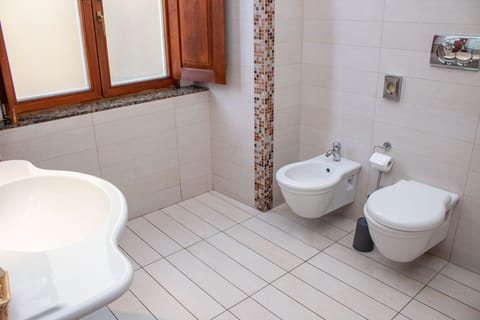 Deluxe Double or Twin Room | Bathroom | Shower, rainfall showerhead, free toiletries, hair dryer