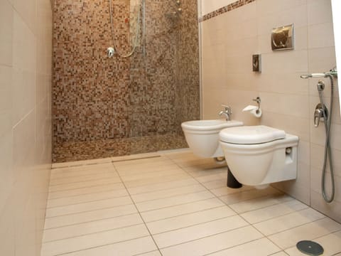 Shower, rainfall showerhead, free toiletries, hair dryer