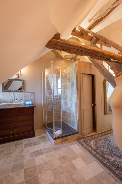 Superior Double Room | Bathroom | Free toiletries, hair dryer, bathrobes, towels