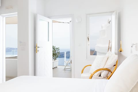 Premium bedding, in-room safe, desk, blackout drapes