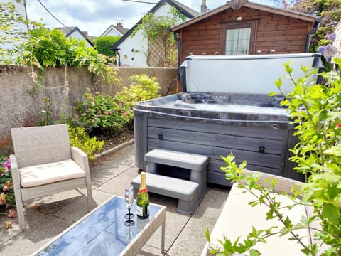 Cottage | Outdoor spa tub
