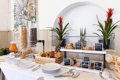 Daily buffet breakfast for a fee