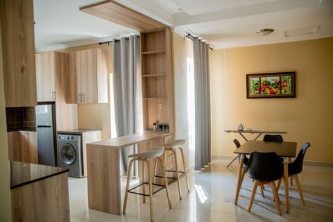 Executive Apartment | Private kitchen | Full-size fridge, microwave, oven, dishwasher
