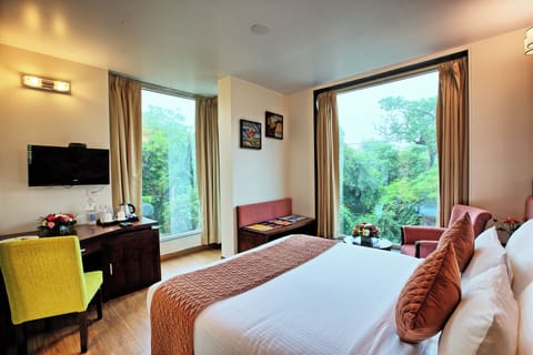 Premium Room | In-room safe, desk, soundproofing, iron/ironing board