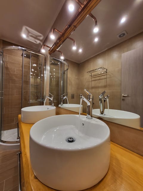 Scorpios | Bathroom | Free toiletries, hair dryer, slippers