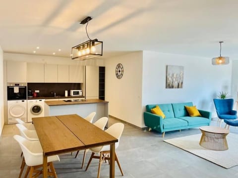 Deluxe Apartment | Living room