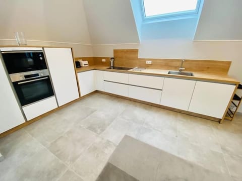 Full-size fridge, microwave, oven, stovetop