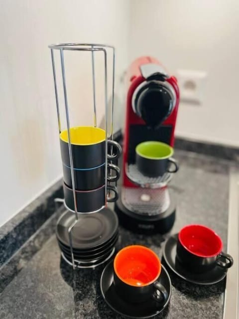 Full-size fridge, microwave, oven, stovetop