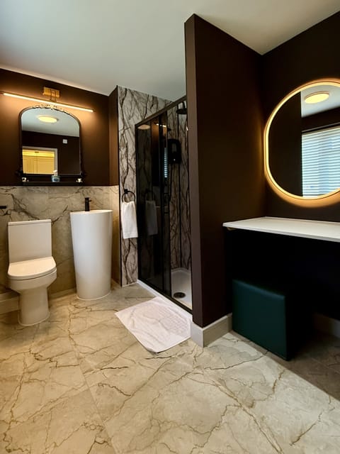 Deluxe Double Room, Ensuite, Garden View | Bathroom