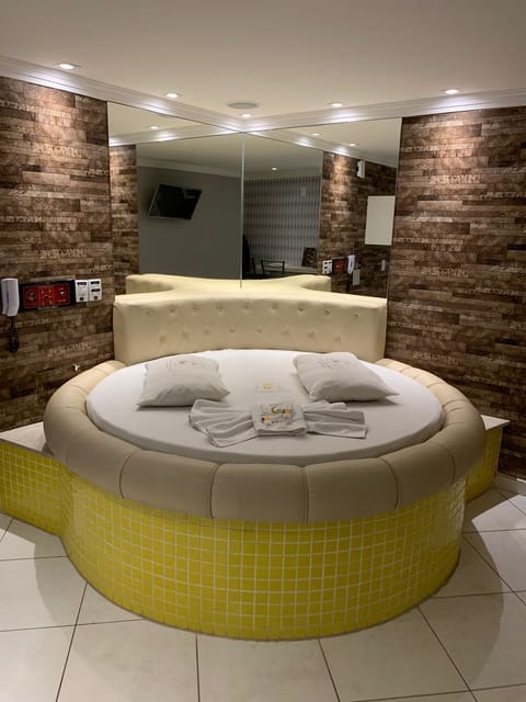 Standard Room | Minibar, WiFi (free), bed sheets