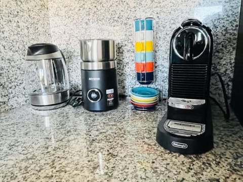 Full-size fridge, microwave, oven, stovetop