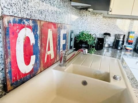 Full-size fridge, microwave, oven, stovetop