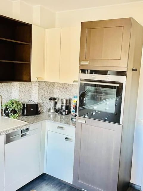 Full-size fridge, microwave, oven, stovetop