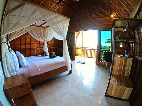 Minibar, in-room safe, desk, laptop workspace