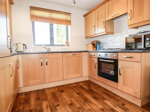 Cottage | Private kitchen | Fridge, dishwasher, electric kettle, toaster