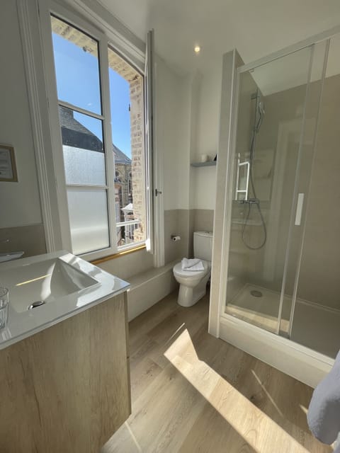 Chambre Triple Supérieure | Bathroom | Free toiletries, hair dryer, towels, soap