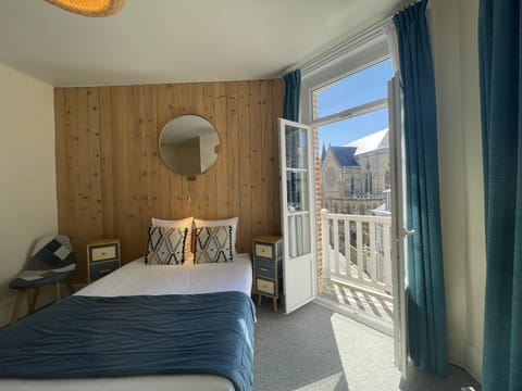 Chambre Double Confort Balcon | Individually decorated, individually furnished, laptop workspace