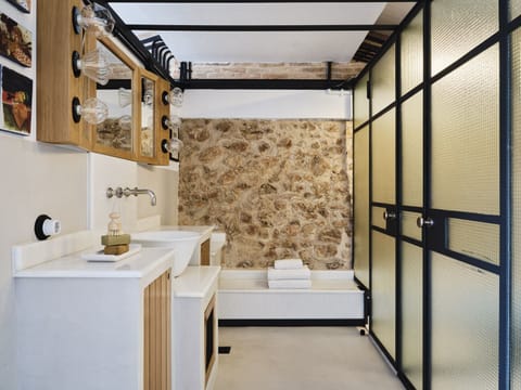 Gerani - Executive Elevated Suite | Bathroom | Shower, rainfall showerhead, designer toiletries, hair dryer