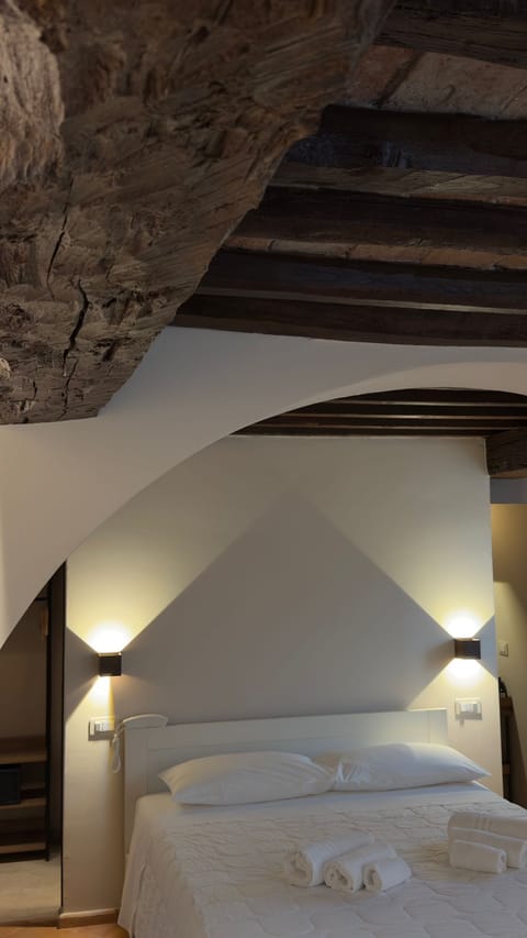 Deluxe Room, Ensuite | In-room safe, blackout drapes, soundproofing, travel crib