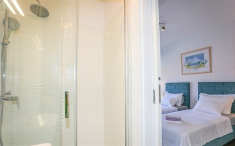 Deluxe Double or Twin Room, Sea View | Bathroom | Shower, free toiletries, hair dryer, towels
