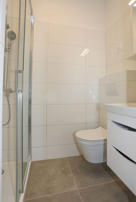 Deluxe Double or Twin Room, Sea View | Bathroom | Shower, free toiletries, hair dryer, towels