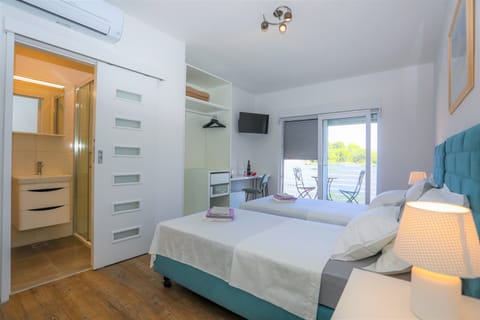 Deluxe Double or Twin Room, Sea View | Desk, soundproofing, iron/ironing board, free WiFi