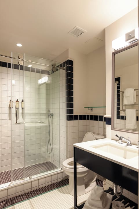 Room, 1 Queen Bed (Queen) | Bathroom | Free toiletries, hair dryer, bathrobes, towels