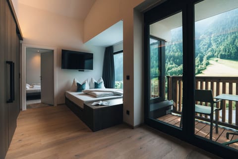 Studio Suite | Living area | Flat-screen TV