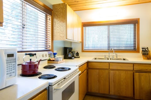 Cottage Suite 2 Queens & Full Kitchen | Private kitchen | Coffee/tea maker, eco-friendly cleaning products
