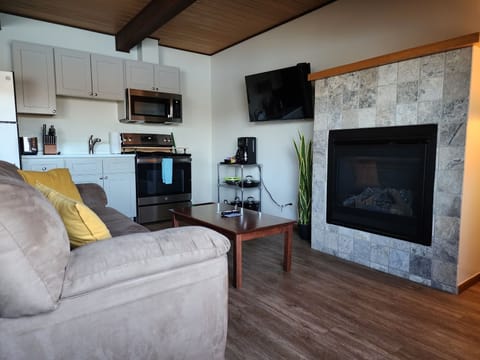 Premium Riverview Kitchenette, Multiple Beds (No Pets) | Living area | 45-inch TV with cable channels