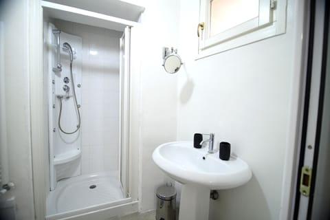 Classic Double or Twin Room | Bathroom | Free toiletries, hair dryer