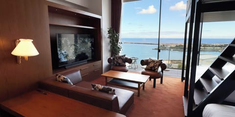 Suite Room(92) No-pets allowed/1off-site parking lot | Living area