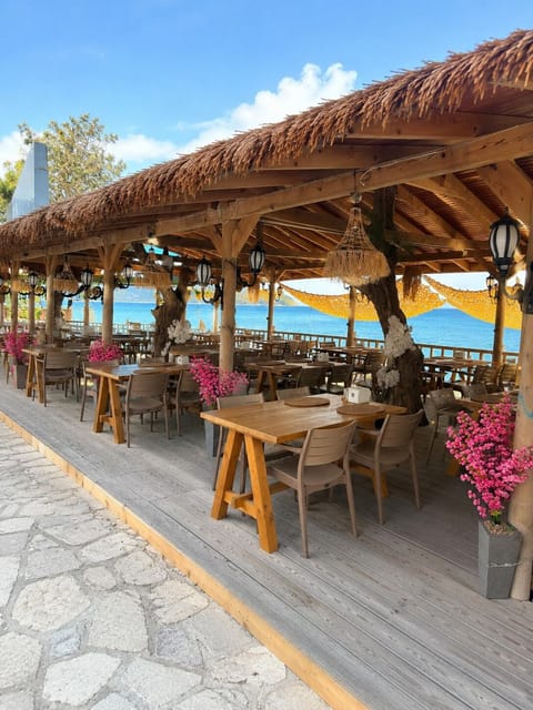 2 restaurants; breakfast, lunch, and dinner served