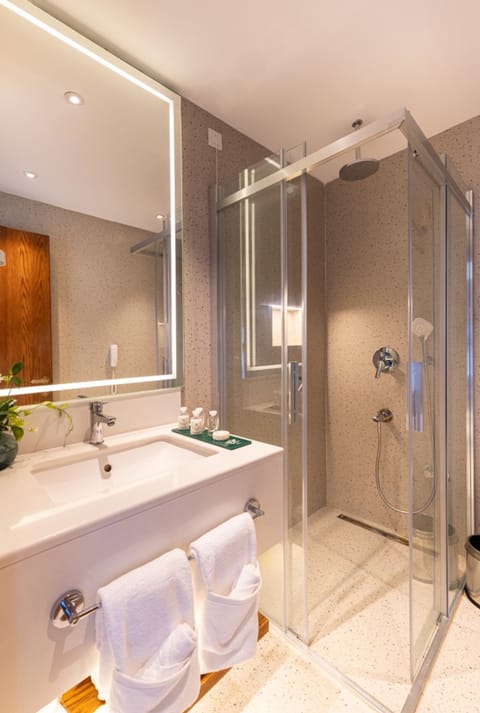 Deluxe Room | Bathroom | Shower, rainfall showerhead, designer toiletries, hair dryer