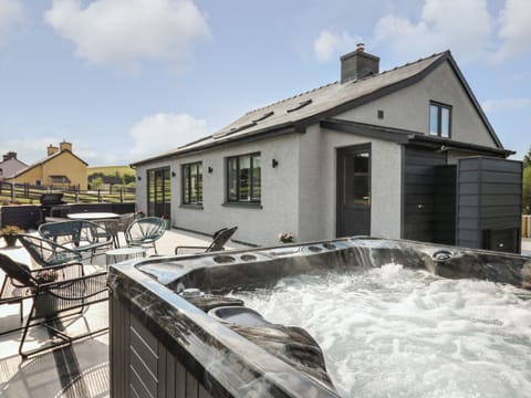 Cottage | Outdoor spa tub