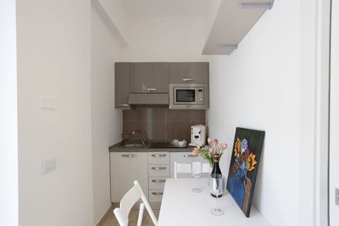 Comfort Studio | Private kitchen | Full-size fridge, microwave, stovetop, coffee/tea maker
