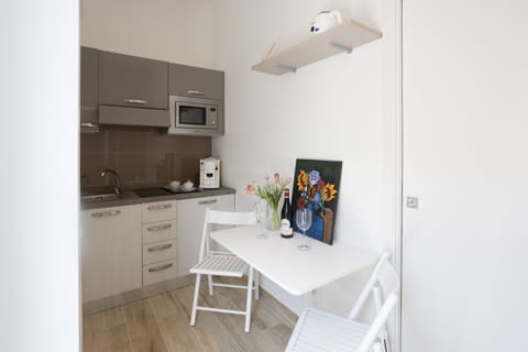 Comfort Studio | Private kitchen | Full-size fridge, microwave, stovetop, coffee/tea maker