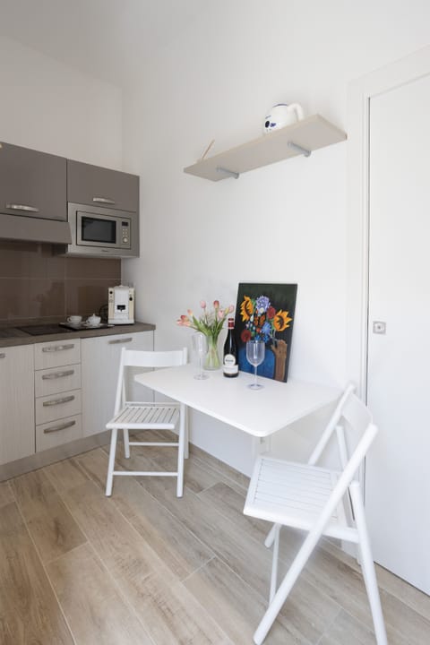 Comfort Studio | Private kitchen | Full-size fridge, microwave, stovetop, coffee/tea maker