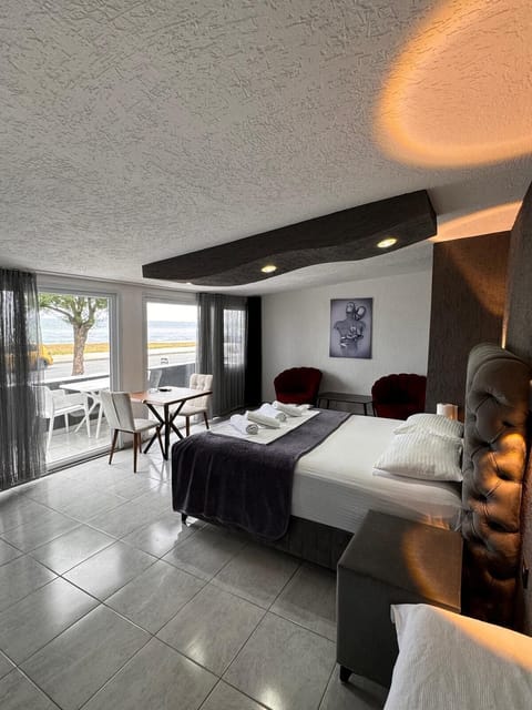Exclusive Room | Desk, soundproofing, bed sheets