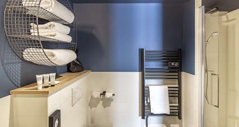 Comfort Room, 1 Queen Bed, Non Smoking, Kitchenette | Bathroom | Free toiletries, hair dryer, towels, soap