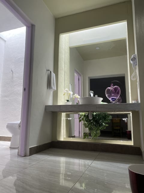 Comfort Triple Room | Bathroom | Shower, rainfall showerhead, towels