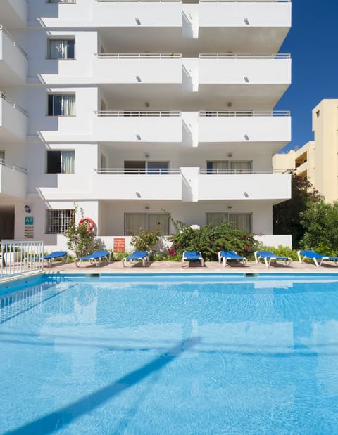Outdoor pool, pool umbrellas, sun loungers