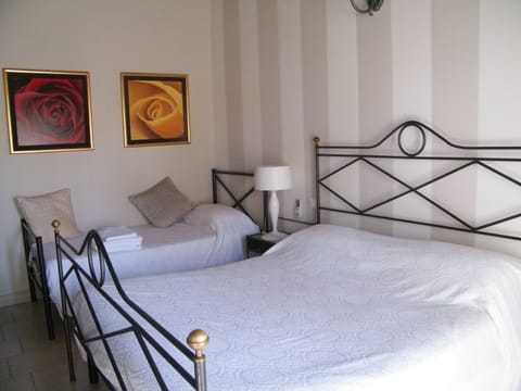 Deluxe Triple Room | Blackout drapes, iron/ironing board, free WiFi