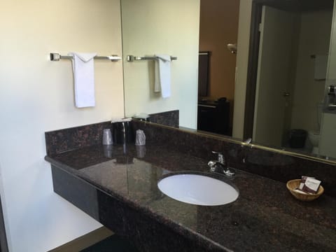 Combined shower/tub, free toiletries, hair dryer, towels