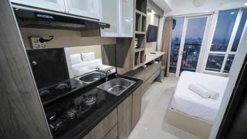 Deluxe Apartment | Private kitchen | Stovetop, rice cooker, cookware/dishes/utensils