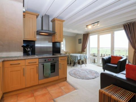 Cottage | Private kitchen | Fridge, dishwasher, electric kettle, cookware/dishes/utensils
