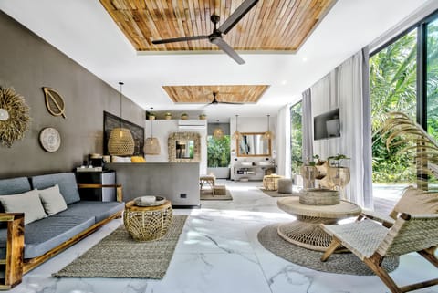 Suite Luxury | Living area | 50-inch Smart TV with digital channels, Netflix, streaming services